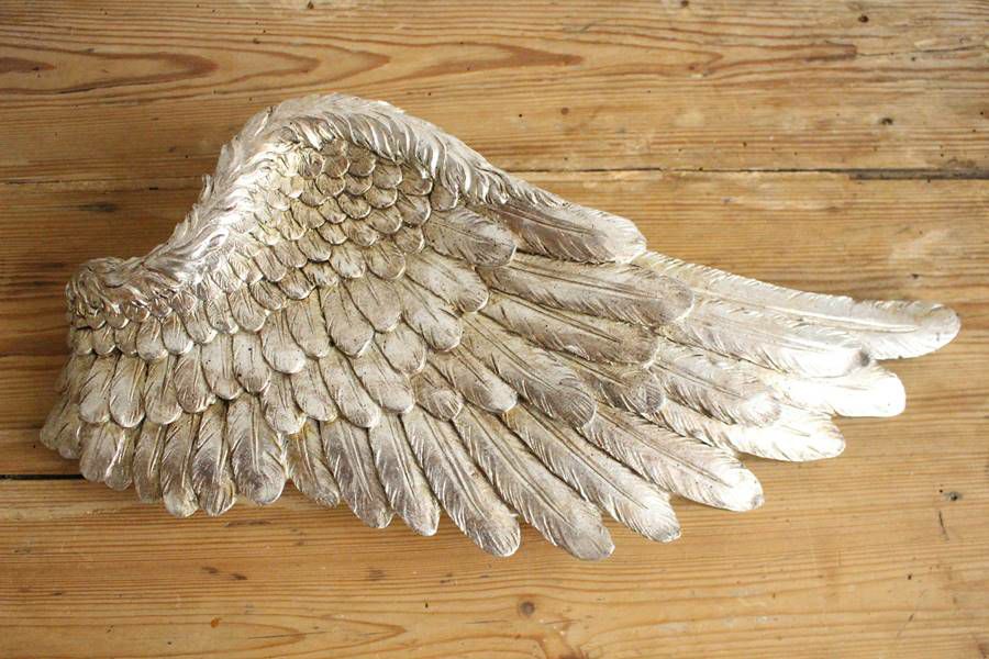 精巧に作られた天使の羽根のオブジェ