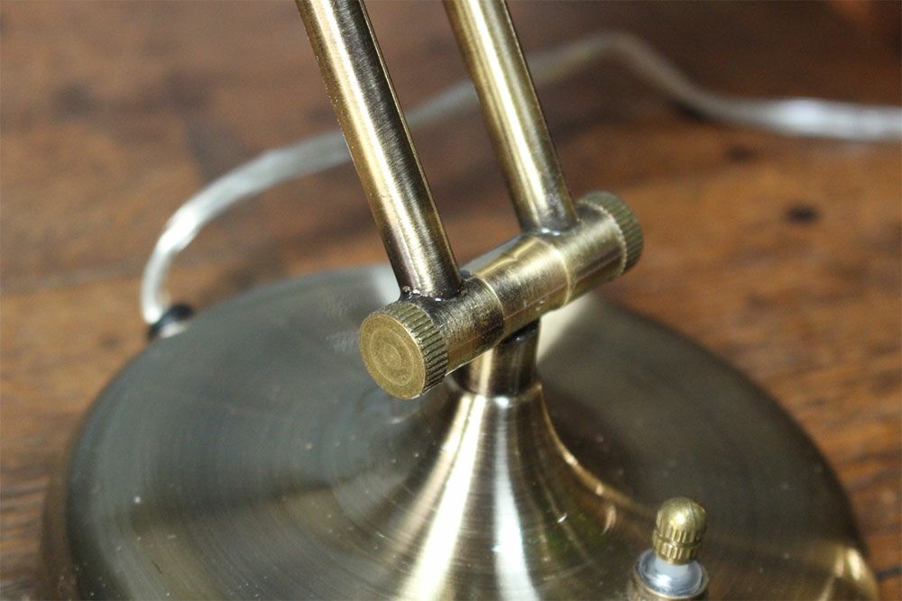 角度調整ができるテーブルランプ