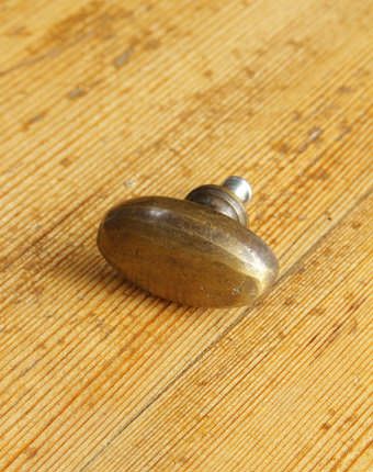 古色真鍮のオーバルノブ H/手にしっくりなじむ形とサイズの真鍮製