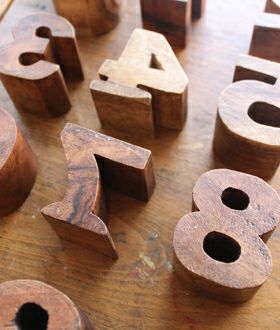 アンティーク調　カラフルな数字の木製ラック アンティーク調 カラフルな数字の木製ラック