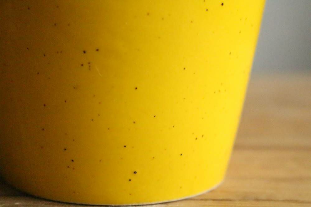 美濃焼きのマグカップ黄色風合い