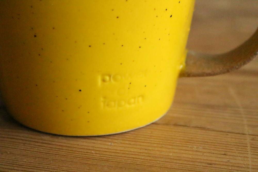 美濃焼きのマグカップ黄色ロゴ
