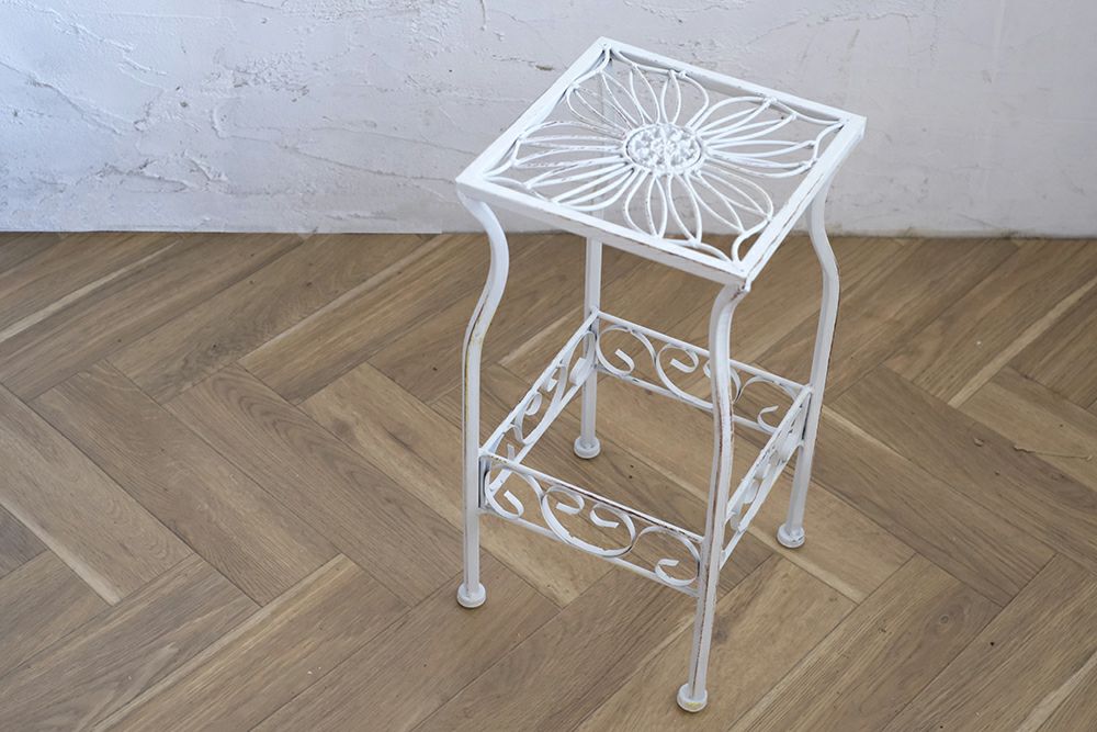 白い花のスタンド