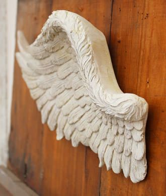 翼をモチーフにした壁に飾れるオブジェ
