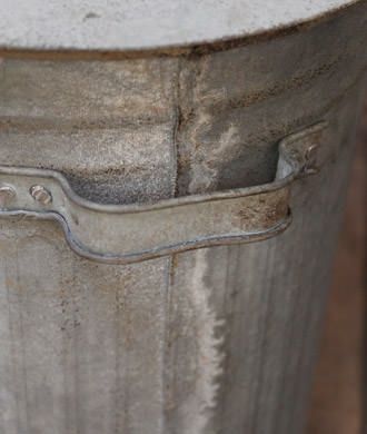 レトロな蓋付きゴミ箱