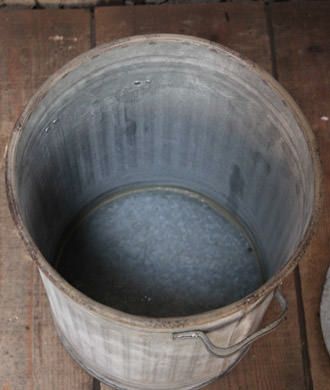 ビンテージ調なブリキ製の蓋付きゴミ箱