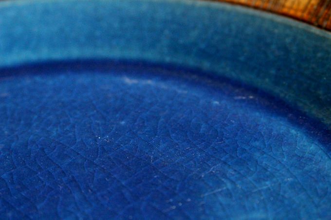 美濃焼 トルコブルー削ぎリムプレートL 透き通る、深い海のように真っ青な大皿04