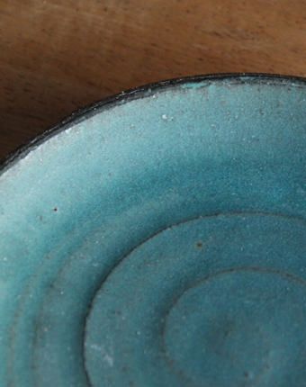 美濃焼の手作りの青いお皿