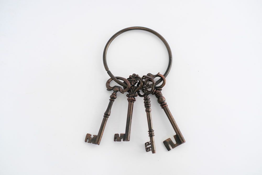 フランスの古い鍵をモチーフに製作されたアンティーク調キーリング雑貨