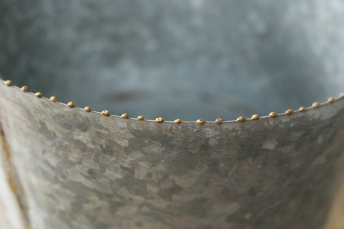 小さなゴールドのパーツがアクセント