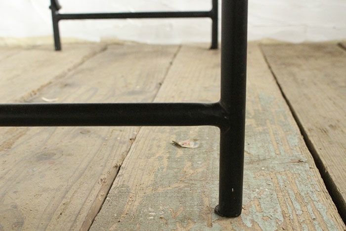 ナチュラルな木製天板デスクの鉄足２