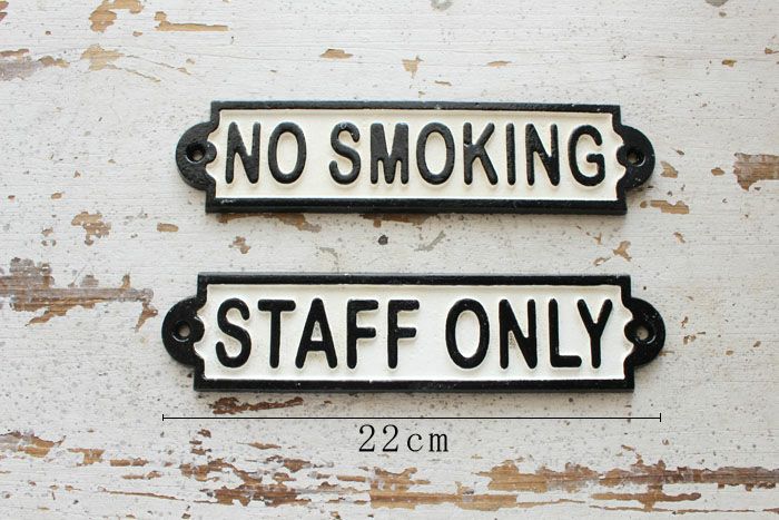 鉄製のno smokingとstaff onlyのサインプレート