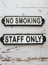 no smokingとstaff onlyのサインプレート