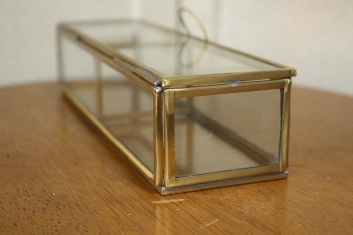 ガラスと真鍮の収納ケース側面