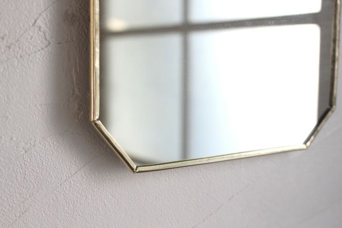 ゴールドの縁のあるミラー