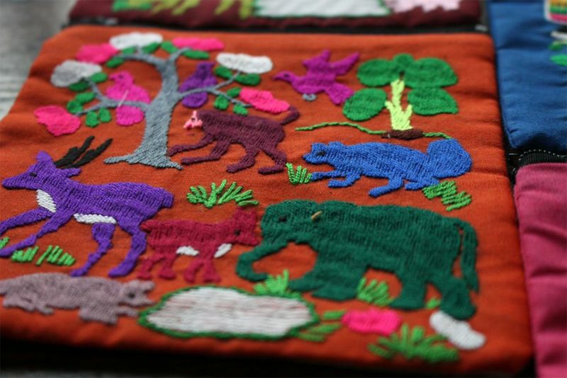 モン族手刺繍ポーチ白