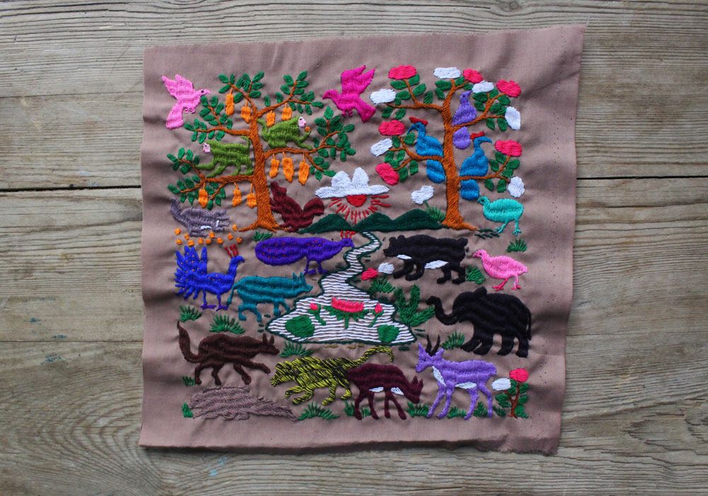 ラオス手刺繍クロス(森の動物・森の暮らし)28×28cm