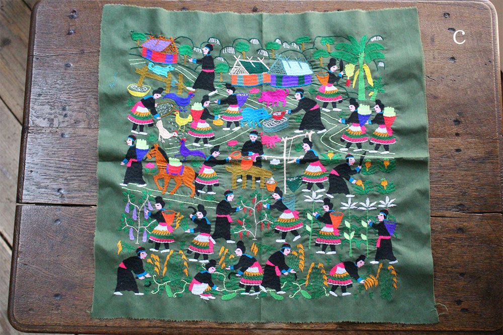 ラオス手刺繍クロス(森の動物・森の暮らし)50×50cm