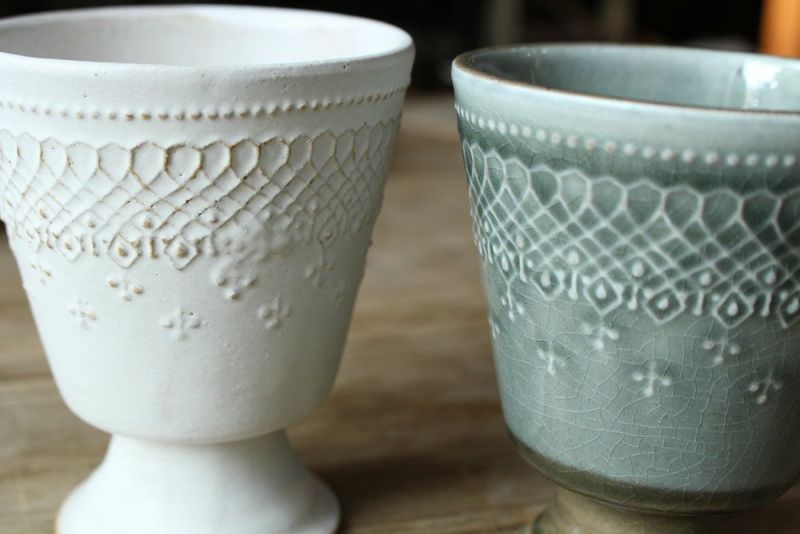 繊細なデザインの陶器のゴブレット