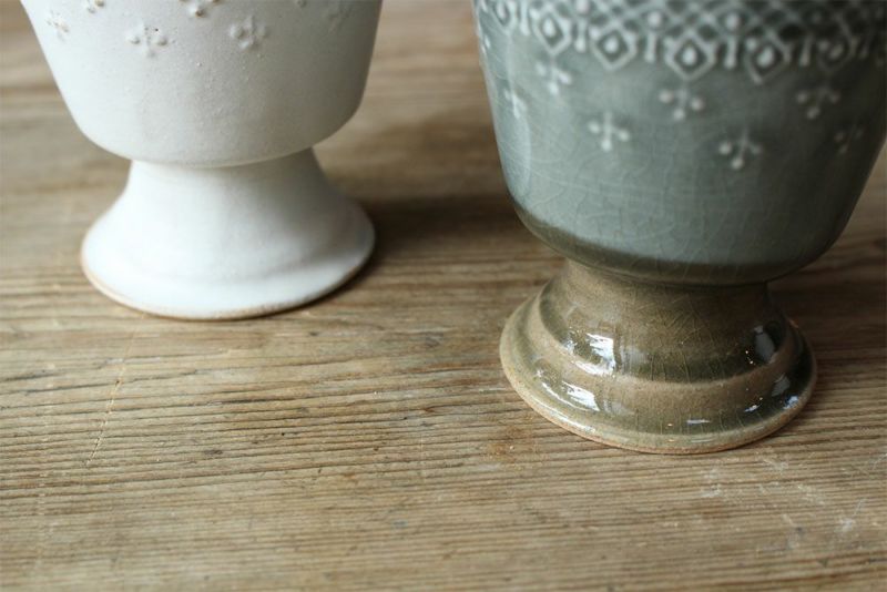 陶器の台座付きカップ