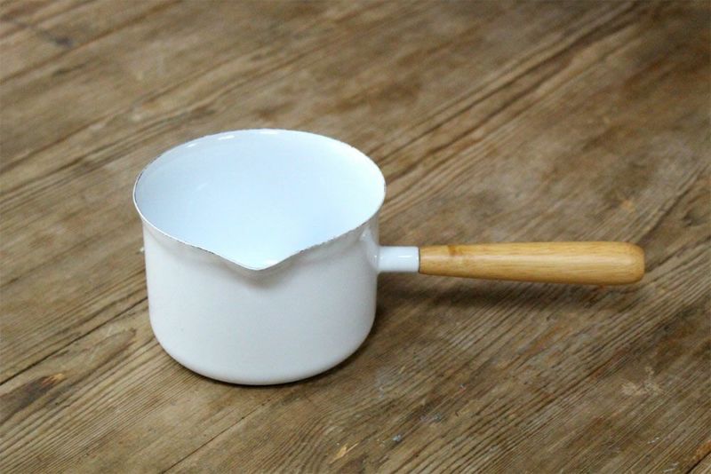 琺瑯 ホワイトミルクパン 小さいけれど安定感◎ このサイズが