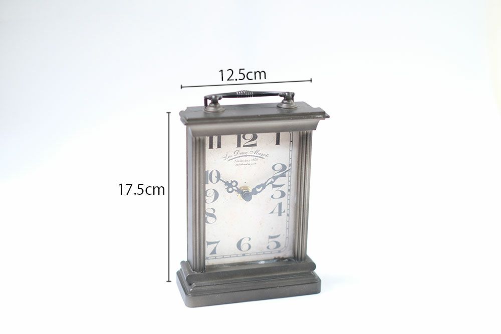 レトロデザインの置時計