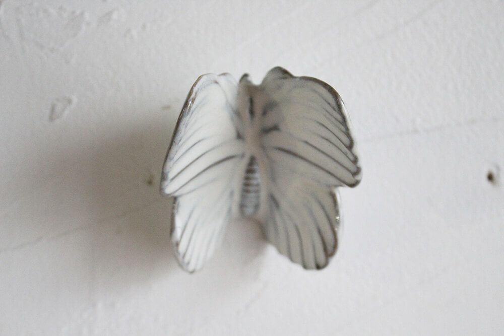 ホワイトベースの蝶々の壁面装飾