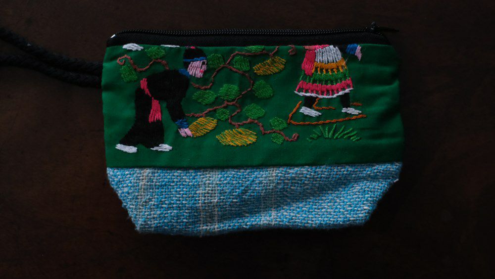 小さなラオスモン族刺繍ポーチ緑表
