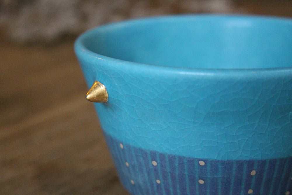 美しいブルーの小鉢