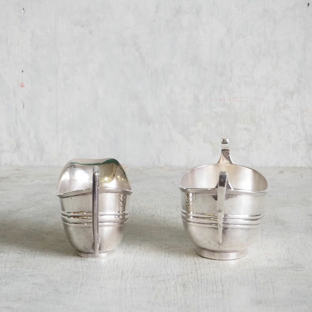 銀の古い砂糖入れ
