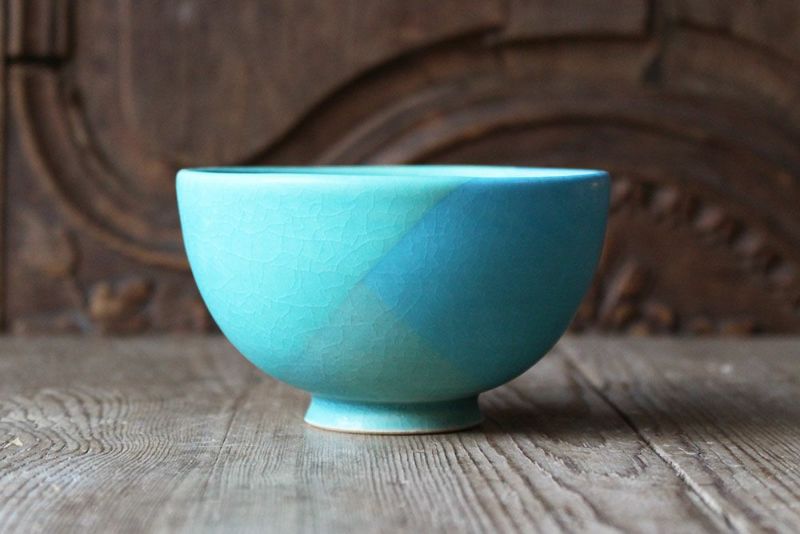 美しいブルーの笠間焼の茶碗