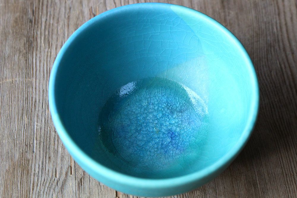 ガラス釉の美しい茶碗