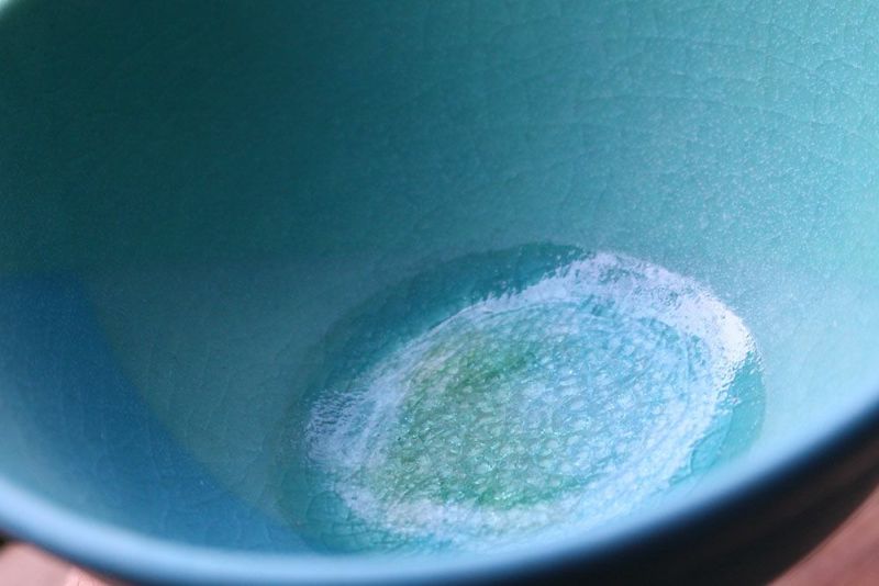 ガラス釉が美しい青色の茶碗