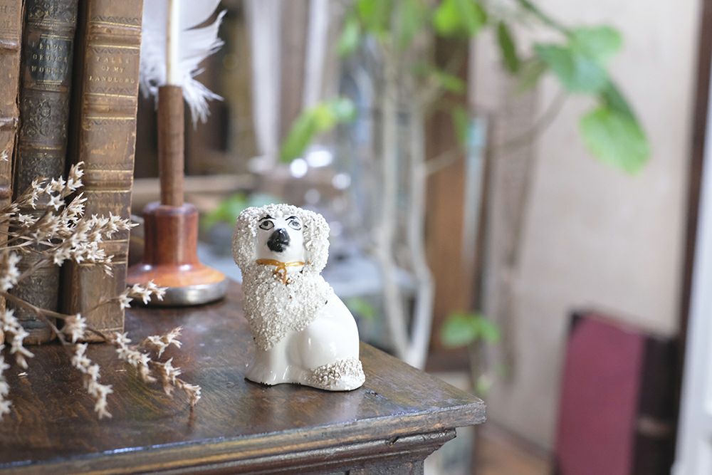 アンティーク陶器の犬の置物1