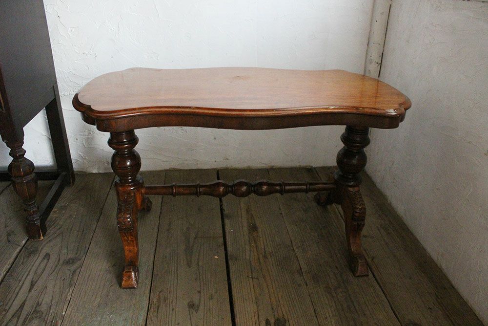 木製イギリスのアンティークテーブル
