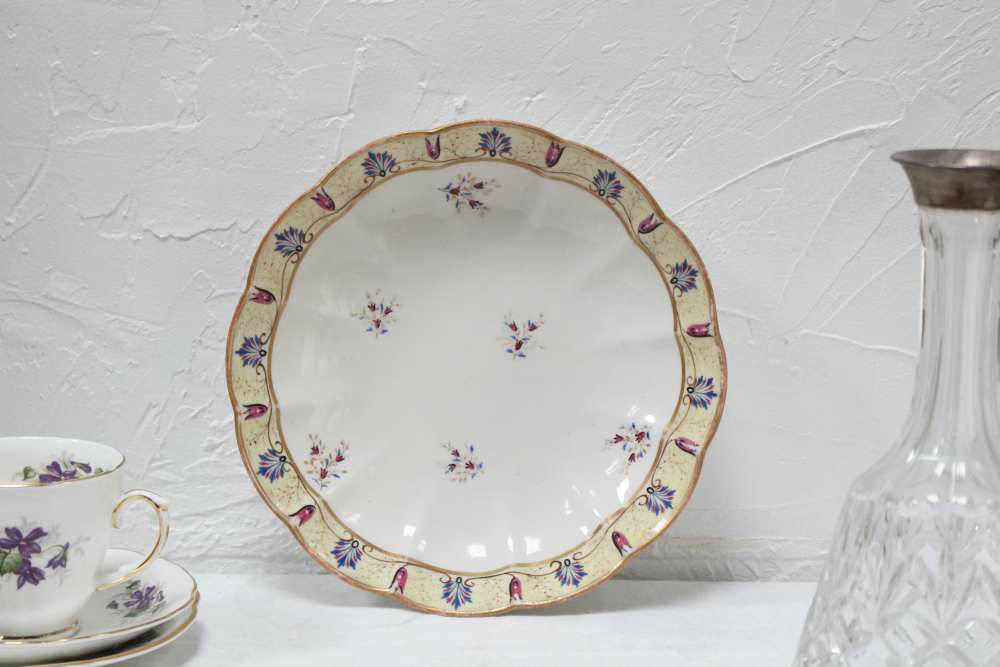 アンティーク輪花皿/royal crown derby イギリス 260年にわたり英国王室を始めとする王候貴族に愛されていた食器