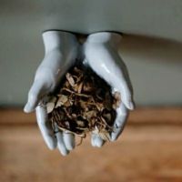 陶器製の子供のてのひら壁面装飾