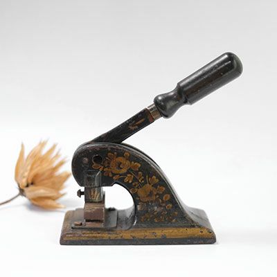 アンティークエンボススタンプ イギリス 黒い鉄に花模様 オブジェに 