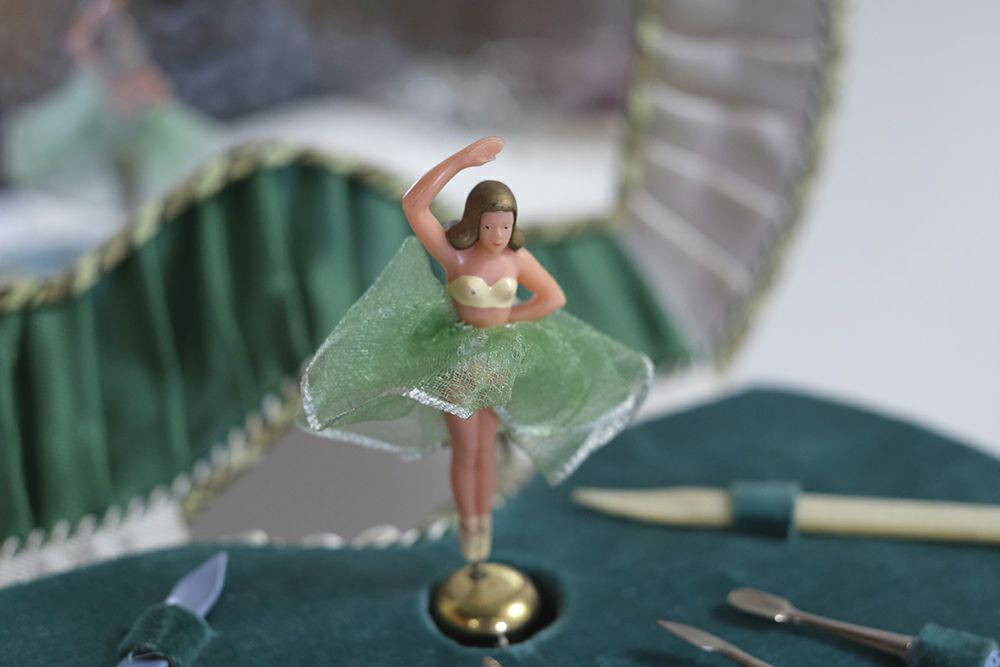 ハート型のオルゴールと踊るバレリーナのマニキュアセットのバレリーナ人形