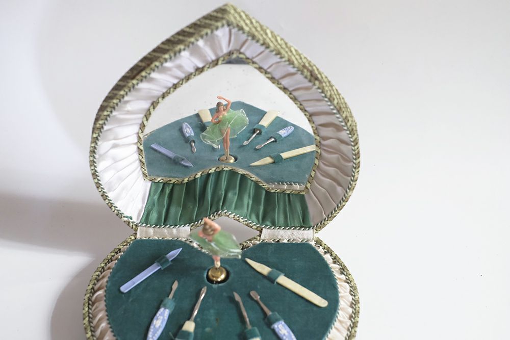 ハート型のオルゴールと踊るバレリーナのマニキュアセットの鏡