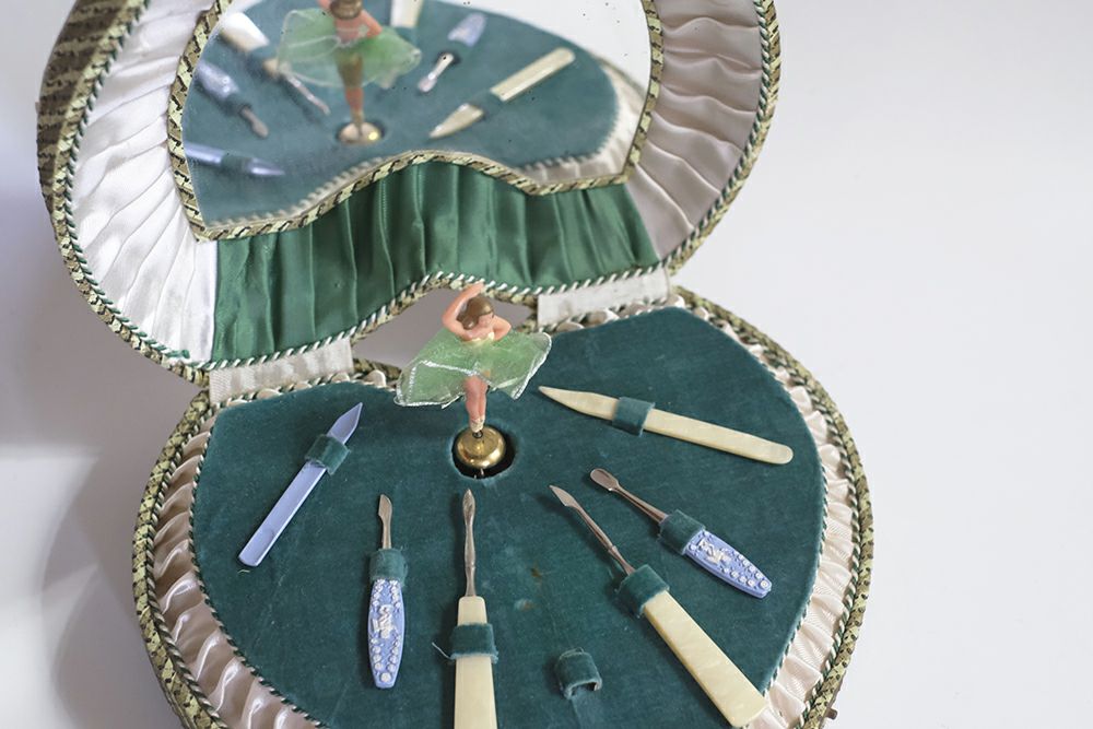 珍しいハート型のオルゴールと踊るバレリーナのマニキュアセットの道具