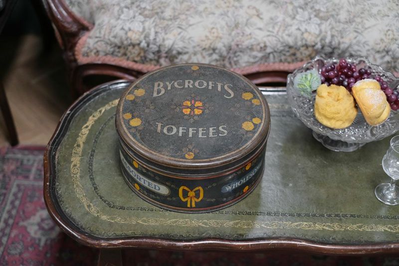 アンティークティン缶 BYCROFT'S TOFFEES イギリス 蓋に馬車、行き交う