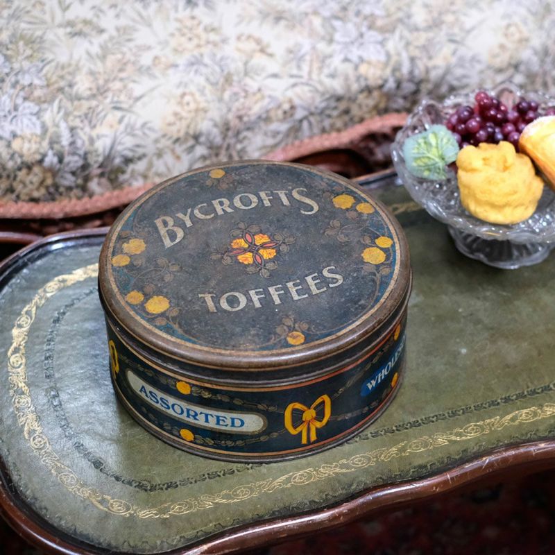 アンティークティン缶 BYCROFT'S TOFFEES イギリス 蓋に馬車、行き交う