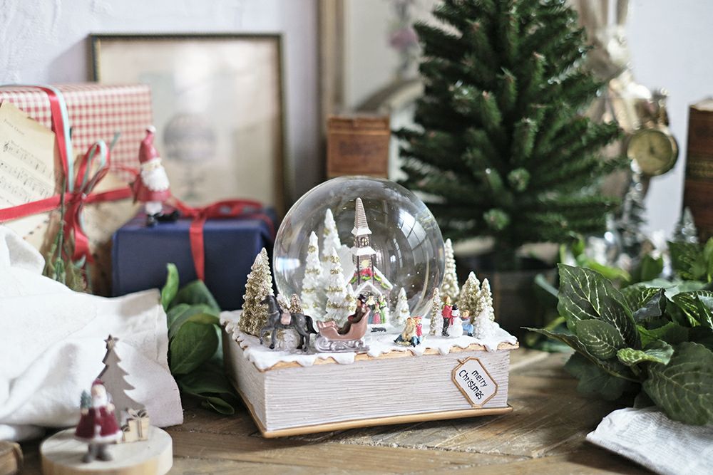 本型の台座に乗ったスノードーム