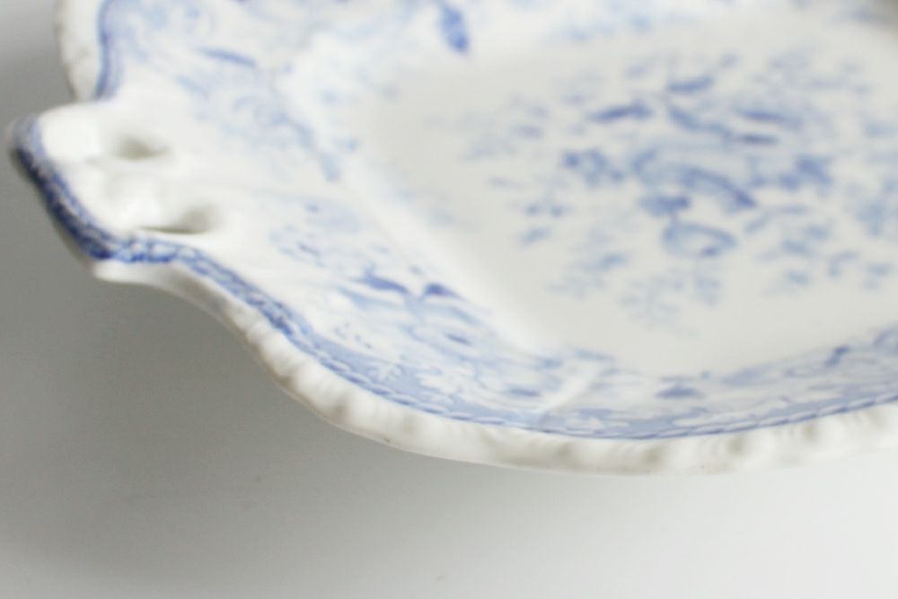 古いアンティーク皿のふちどりブルー＆ホワイト
