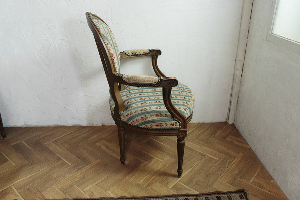 ルイ16世様式の肘掛け椅子