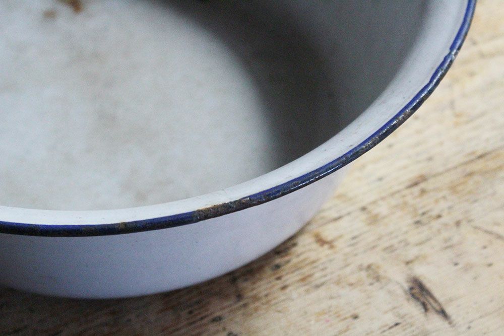 アンティーク ホーローベイシン イギリス 古ぼけた白い琺瑯の桶の通販