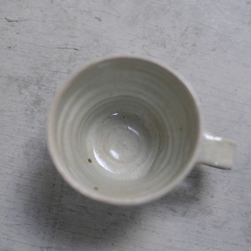 ワラ灰釉の素朴なマグカップ