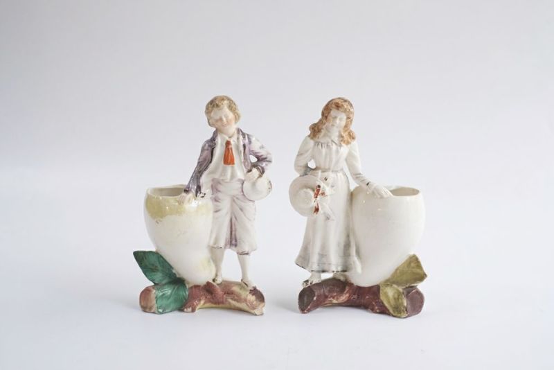 アンティークフラワーベース ペア 陶器 男女の人形モチーフ 花瓶の通販