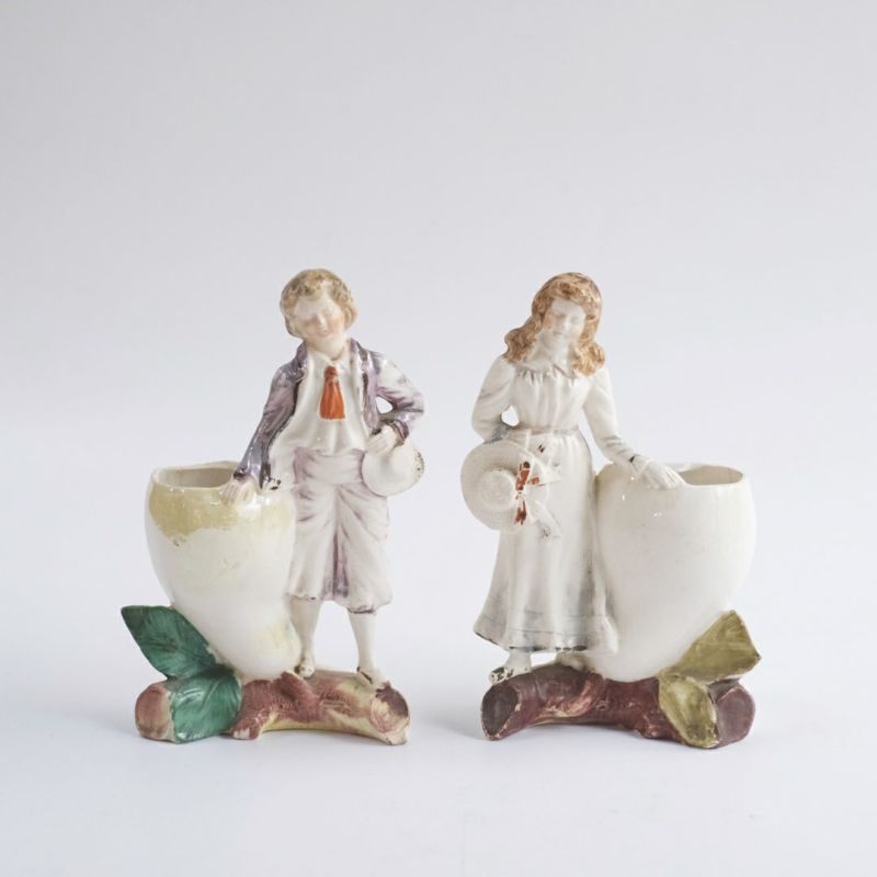 アンティークフラワーベース ペア 陶器 男女の人形モチーフ 花瓶の通販 